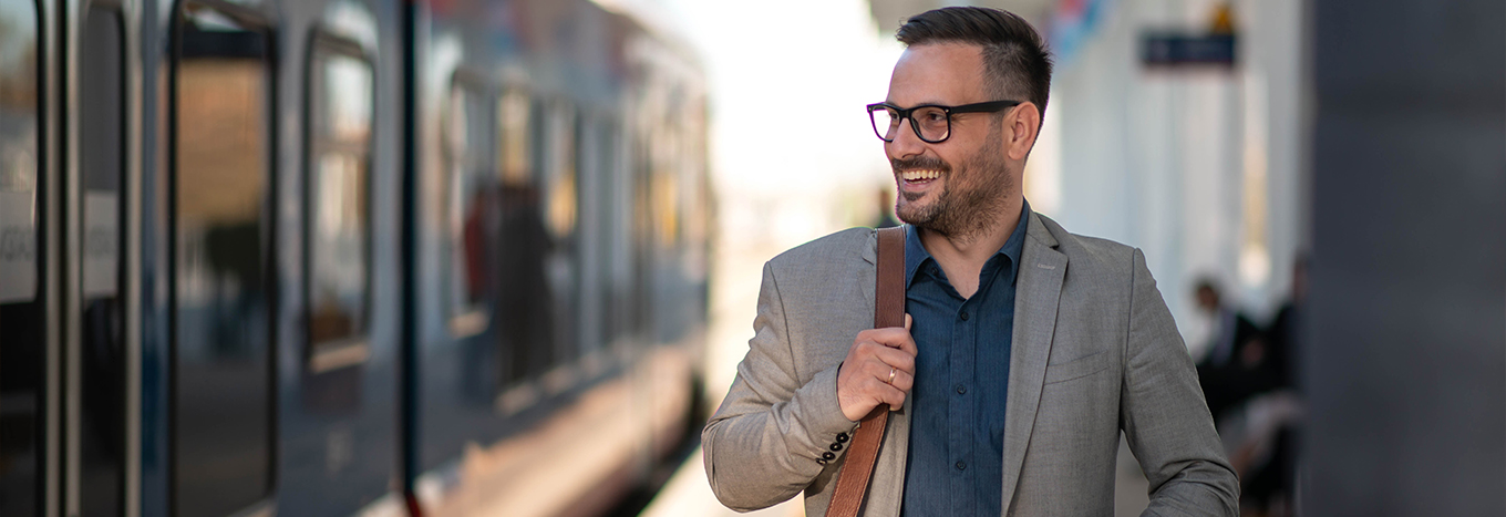 Businessmann am Bahnhof