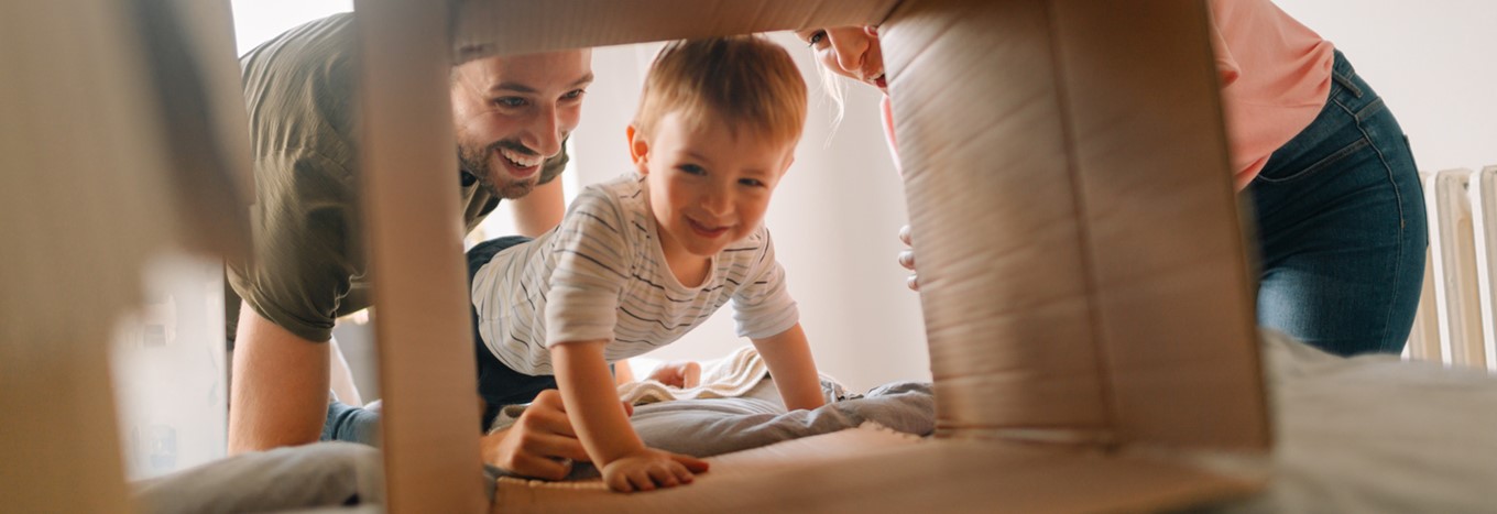 Familie spielt in der Stube