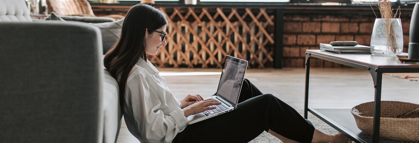 Frau am Laptop