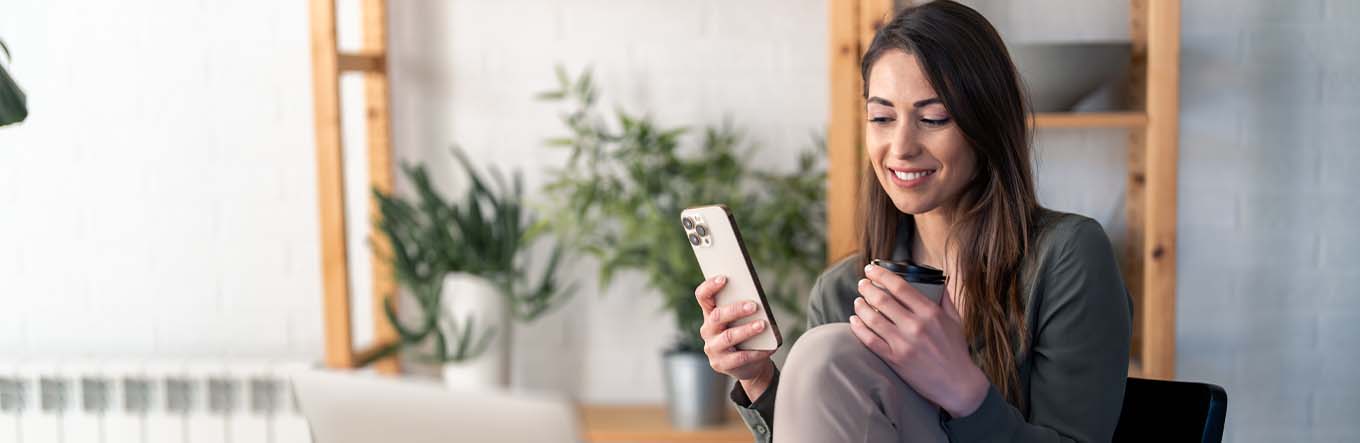 Frau verwendet e-Banking auf dem Mobiltelefon