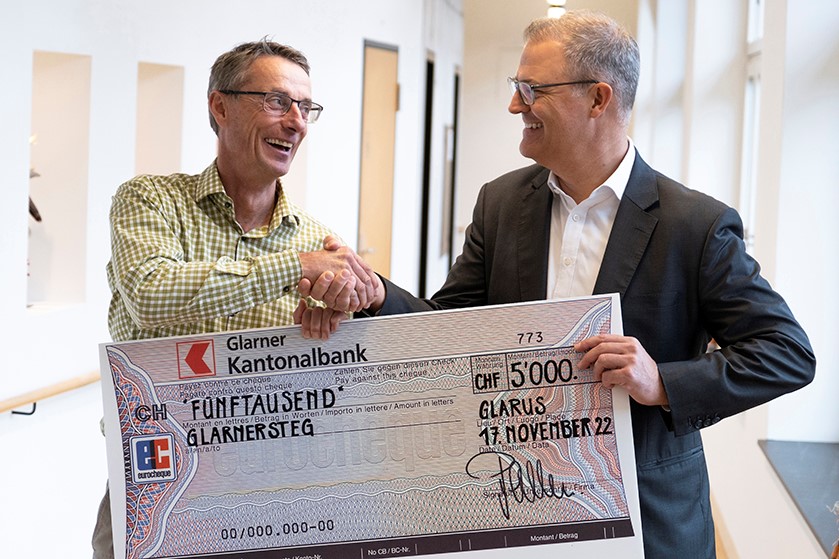 Uebergabe Weihnachtsspende mit Check