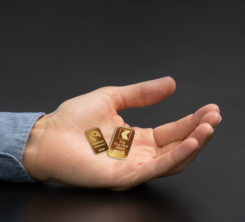 Hand mit Fairtrade-Gold von Max Havelaar