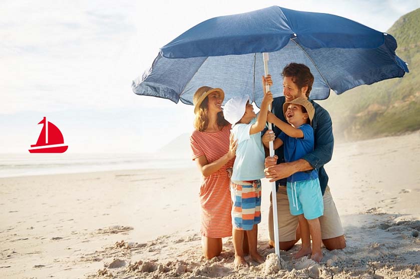 Familie unter Sonnenschirm