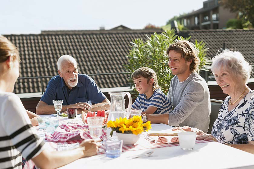 Familie am Tisch