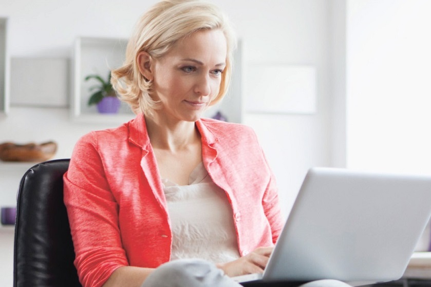 Frau am Laptop